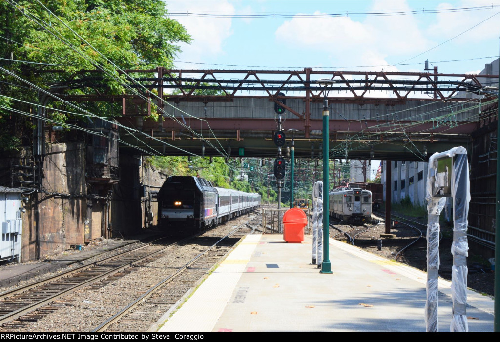    The 1:34 PM Westbound Train near Summit Tower and A Clear signal for the 1:36 PM Eastbound Train 